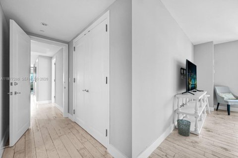 Condo in Miami, Florida, 2 bedrooms  № 2041048 - photo 25