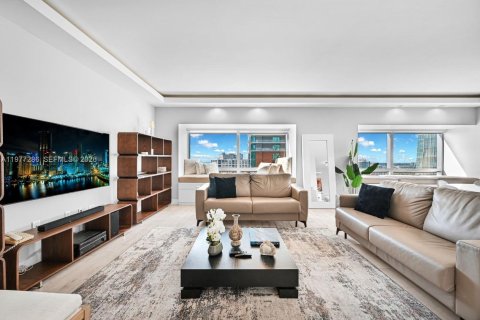 Condo in Miami, Florida, 2 bedrooms  № 2041048 - photo 3