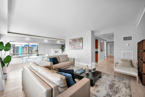 Condo in Miami, Florida, 2 bedrooms  № 2041048 - photo 5
