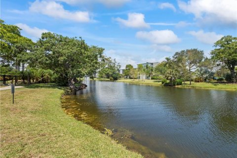 Condo in Pompano Beach, Florida, 2 bedrooms  № 1117810 - photo 1