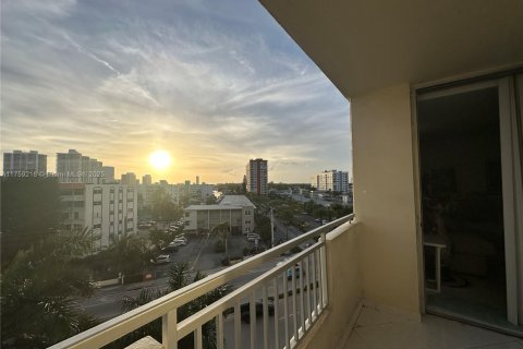 Condo in Hallandale Beach, Florida, 1 bedroom  № 1962164 - photo 20