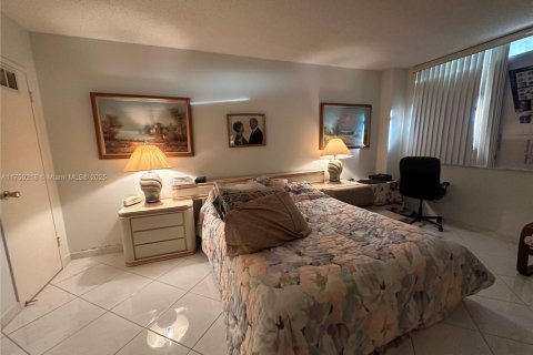 Condo in Hallandale Beach, Florida, 1 bedroom  № 1962164 - photo 25