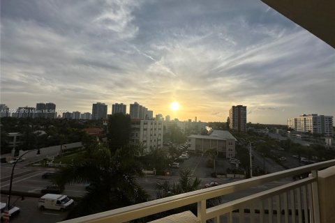 Condo in Hallandale Beach, Florida, 1 bedroom  № 1962164 - photo 18