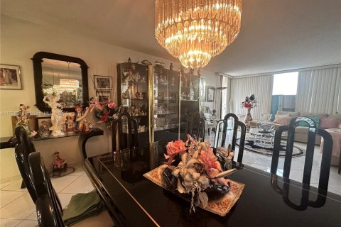 Condo in Hallandale Beach, Florida, 1 bedroom  № 1962164 - photo 12