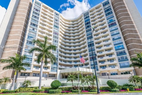 Condo in Hallandale Beach, Florida, 1 bedroom  № 1962164 - photo 3