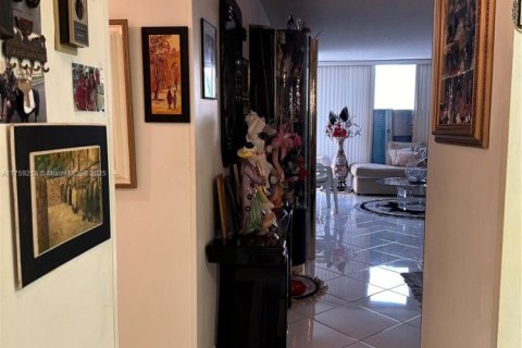 Condo in Hallandale Beach, Florida, 1 bedroom  № 1962164 - photo 10