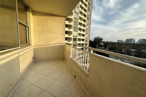 Condo in Hallandale Beach, Florida, 1 bedroom  № 1962164 - photo 16