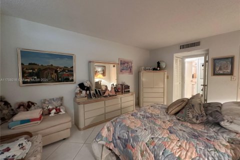 Condo in Hallandale Beach, Florida, 1 bedroom  № 1962164 - photo 26