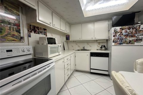 Condo in Hallandale Beach, Florida, 1 bedroom  № 1962164 - photo 29