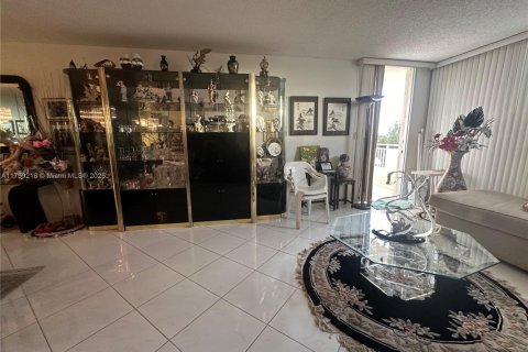 Condo in Hallandale Beach, Florida, 1 bedroom  № 1962164 - photo 14