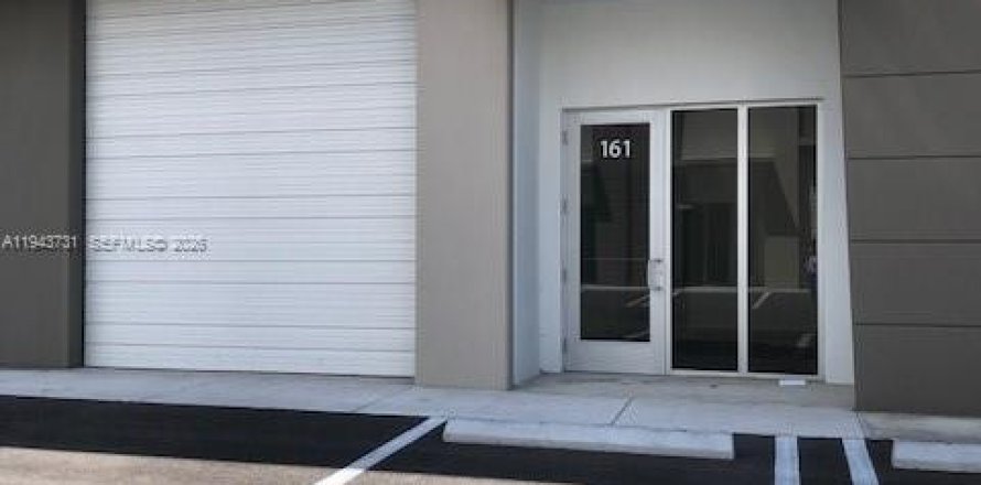 Коммерческая недвижимость в Суитуотер, Флорида № 2000574