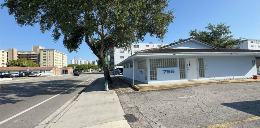 Коммерческая недвижимость в Холливуд, Флорида № 2016841