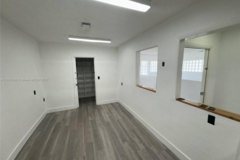 Купить коммерческую недвижимость в Холливуд, Флорида № 2016841 - фото 2