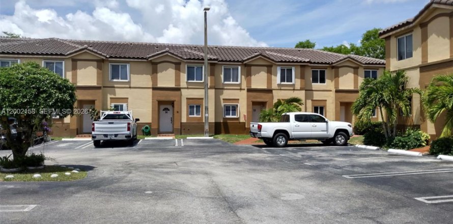 Townhouse in Miami, Florida 3 bedrooms, 134.71 sq.m. № 2067568