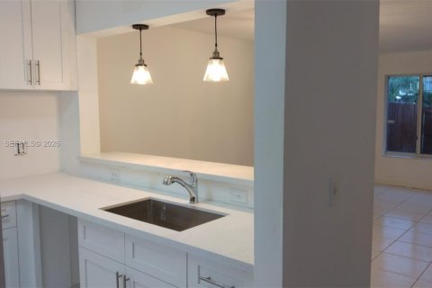 Townhouse in Miami, Florida 3 bedrooms, 134.71 sq.m. № 2067568 - photo 4