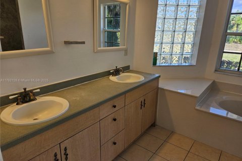 House in Lehigh Acres, Florida 4 bedrooms № 1738621 - photo 27