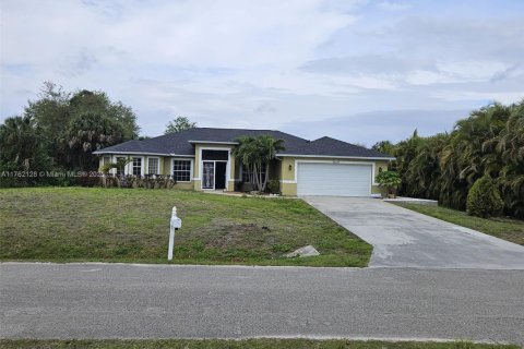 House in Lehigh Acres, Florida 4 bedrooms № 1738621 - photo 2
