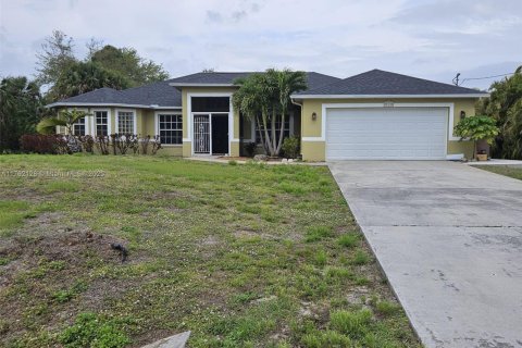 House in Lehigh Acres, Florida 4 bedrooms № 1738621 - photo 1