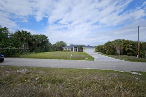 House in Lehigh Acres, Florida 4 bedrooms № 1738621 - photo 3
