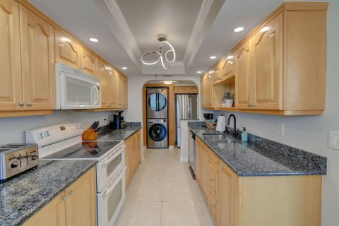 Condo in St. Lucie, Florida, 2 bedrooms  № 2193994 - photo 14