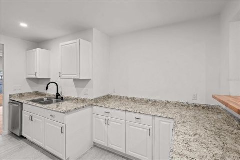 House in Tampa, Florida 4 bedrooms, 200.76 sq.m. № 1824848 - photo 12