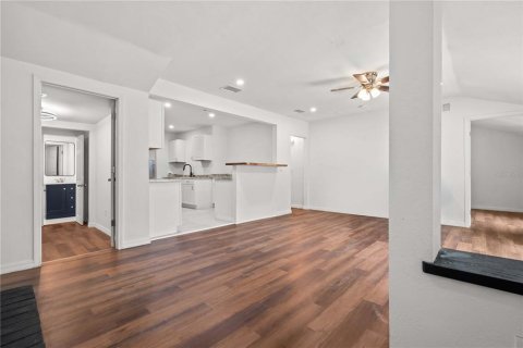House in Tampa, Florida 4 bedrooms, 200.76 sq.m. № 1824848 - photo 5