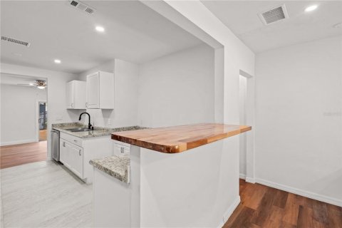House in Tampa, Florida 4 bedrooms, 200.76 sq.m. № 1824848 - photo 14