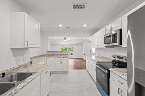 House in Tampa, Florida 4 bedrooms, 200.76 sq.m. № 1824848 - photo 13