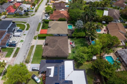 House in Miami, Florida 4 bedrooms, 252.69 sq.m. № 2066488 - photo 7