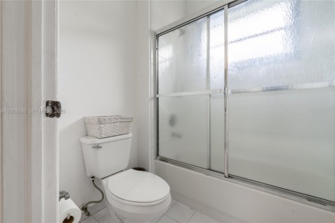 House in Miami, Florida 4 bedrooms, 252.69 sq.m. № 2066488 - photo 22