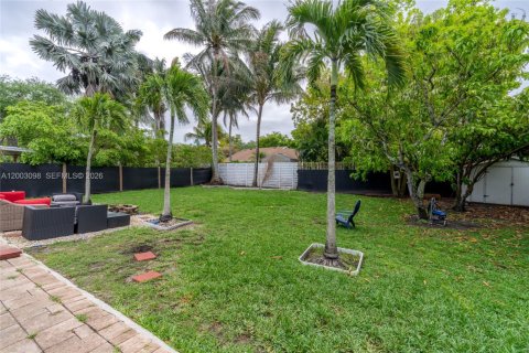 House in Miami, Florida 4 bedrooms, 252.69 sq.m. № 2066488 - photo 16