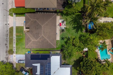 House in Miami, Florida 4 bedrooms, 252.69 sq.m. № 2066488 - photo 11