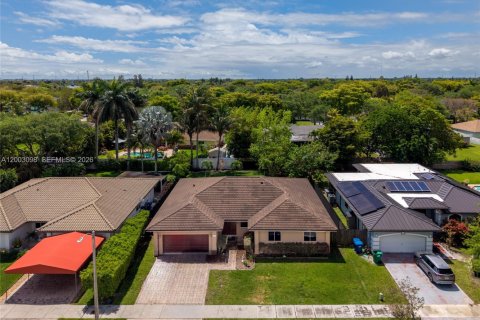 House in Miami, Florida 4 bedrooms, 252.69 sq.m. № 2066488 - photo 1