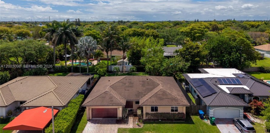 House in Miami, Florida 4 bedrooms, 252.69 sq.m. № 2066488