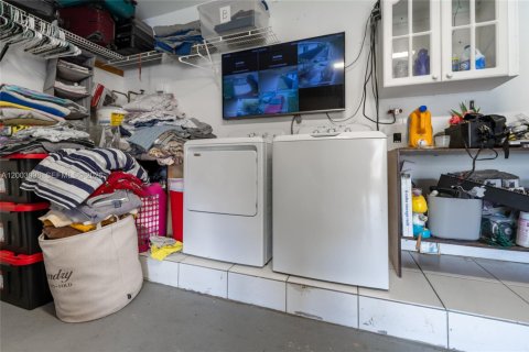 House in Miami, Florida 4 bedrooms, 252.69 sq.m. № 2066488 - photo 19