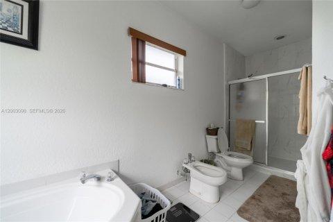 House in Miami, Florida 4 bedrooms, 252.69 sq.m. № 2066488 - photo 26