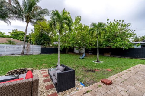 House in Miami, Florida 4 bedrooms, 252.69 sq.m. № 2066488 - photo 17