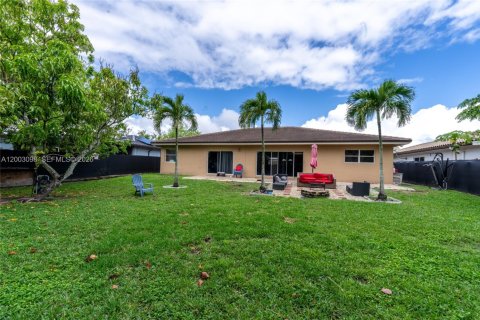 House in Miami, Florida 4 bedrooms, 252.69 sq.m. № 2066488 - photo 15