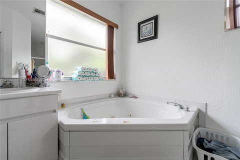 House in Miami, Florida 4 bedrooms, 252.69 sq.m. № 2066488 - photo 28