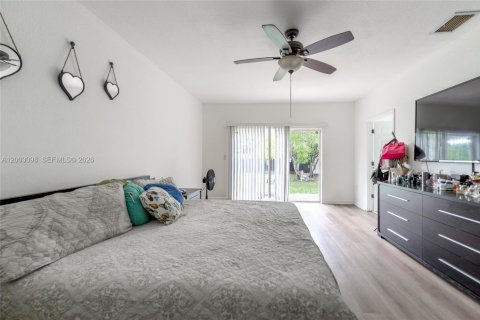 House in Miami, Florida 4 bedrooms, 252.69 sq.m. № 2066488 - photo 21