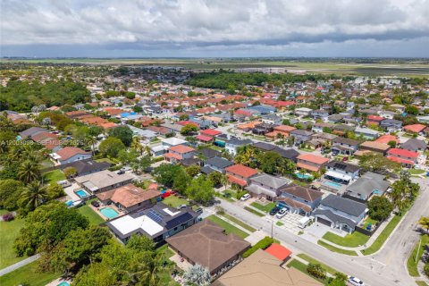 House in Miami, Florida 4 bedrooms, 252.69 sq.m. № 2066488 - photo 13