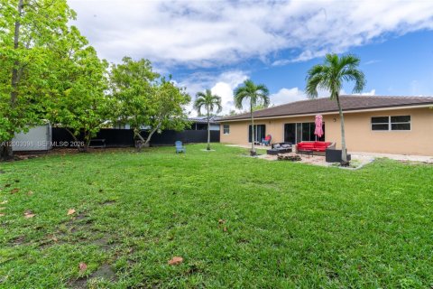 House in Miami, Florida 4 bedrooms, 252.69 sq.m. № 2066488 - photo 12