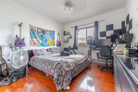 House in Miami, Florida 4 bedrooms, 252.69 sq.m. № 2066488 - photo 23