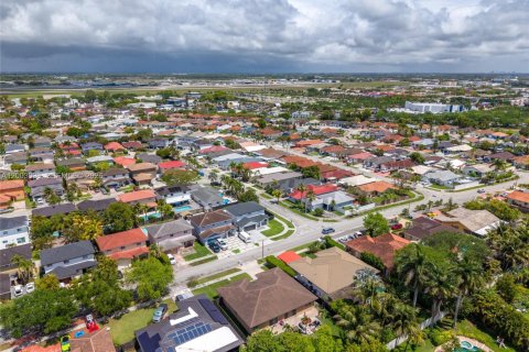 House in Miami, Florida 4 bedrooms, 252.69 sq.m. № 2066488 - photo 8