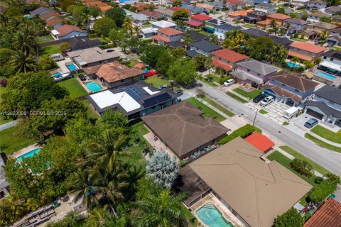 House in Miami, Florida 4 bedrooms, 252.69 sq.m. № 2066488 - photo 4