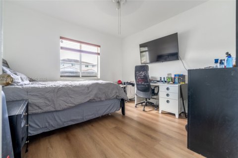 House in Miami, Florida 4 bedrooms, 252.69 sq.m. № 2066488 - photo 20