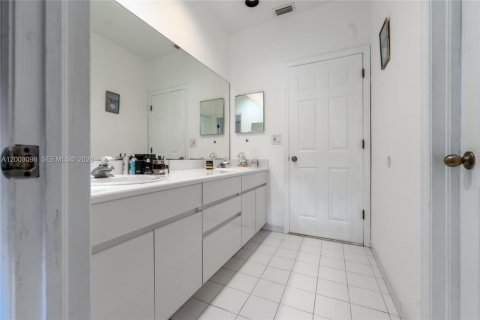 House in Miami, Florida 4 bedrooms, 252.69 sq.m. № 2066488 - photo 24