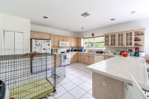 House in Miami, Florida 4 bedrooms, 252.69 sq.m. № 2066488 - photo 30