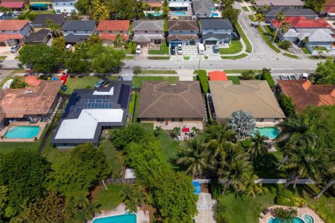 House in Miami, Florida 4 bedrooms, 252.69 sq.m. № 2066488 - photo 5