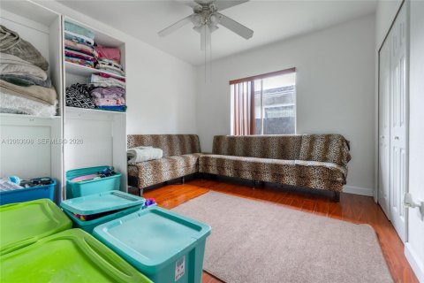 House in Miami, Florida 4 bedrooms, 252.69 sq.m. № 2066488 - photo 18